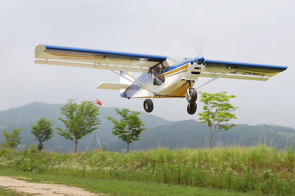 여주시 엘에스에이항공은 남한강 위를 날아올라 푸른 하늘을 자유롭게 누비며 기념사진까지 찍는 체험비행으로 많은 이들의 사랑을 받고 있다.