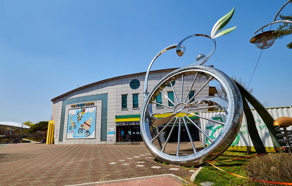 오정대공원 내에 위치한 부천 자전거박물관. 