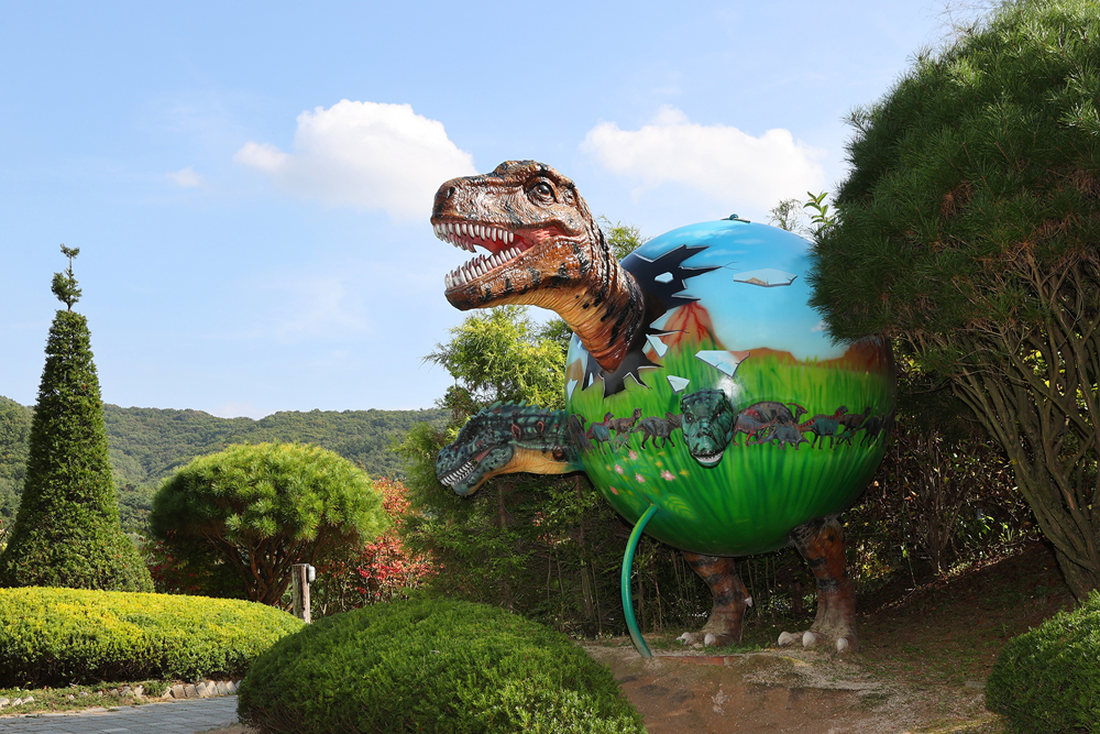 덕평공룡수목원은 공룡을 테마로 한 수목원으로 그 규모만 25만㎡에 이른다.