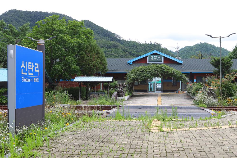 신탄리역은 지난 60년간 경원선 마지막 역이었고 철도 중단점이기도 하다. 경원선은 서울에서 원산까지 연결된 철도 노선으로 1910년에 착공하여 1924년 개통됐다.