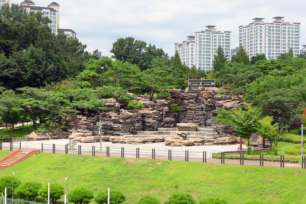 공원 내 자리하고 있는 공릉폭포의 모습. 운정신도시의 상징이라고도 불린다.
