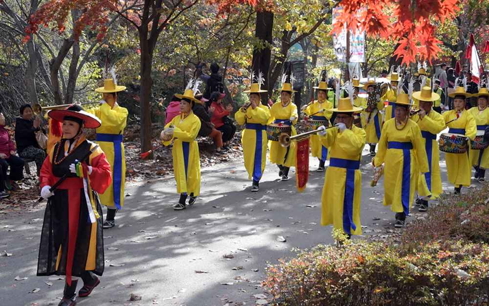 올해 동두천 소요산 단풍문화제는 소요산 야외음악당에서 10월 23일 열린다.