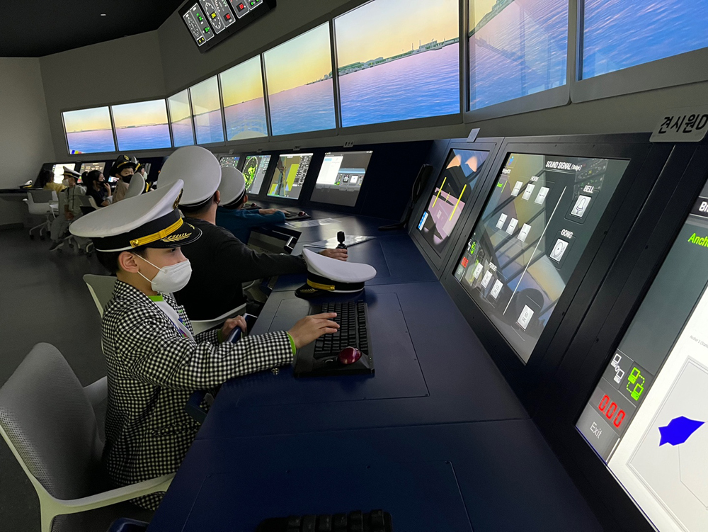 ‘선박운항체험’은 선박 운항 역할극을 통해 협업하여 위기 상황을 극복하는 선박 운항 시뮬레이션 체험 공간이다. 