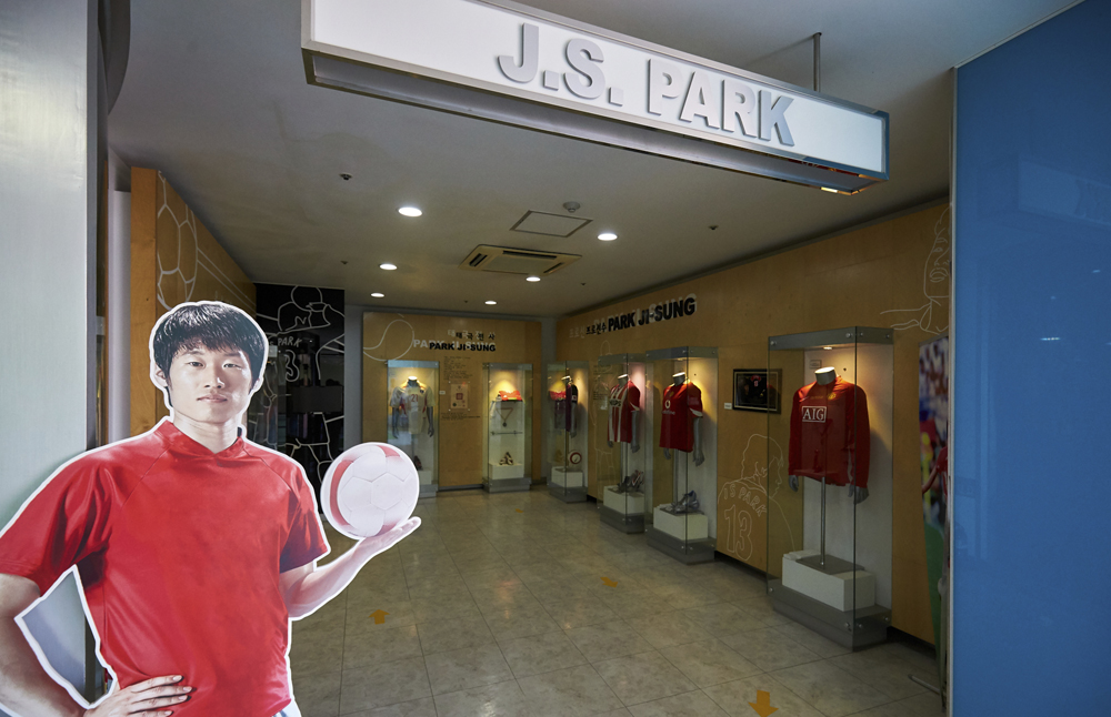 ‘박지성존’은 박지성 선수의 초등학교 시절 사진과 상장, 유니폼, 일기장 등 박지성 선수의 일대기가 전시돼있는 곳이다. 