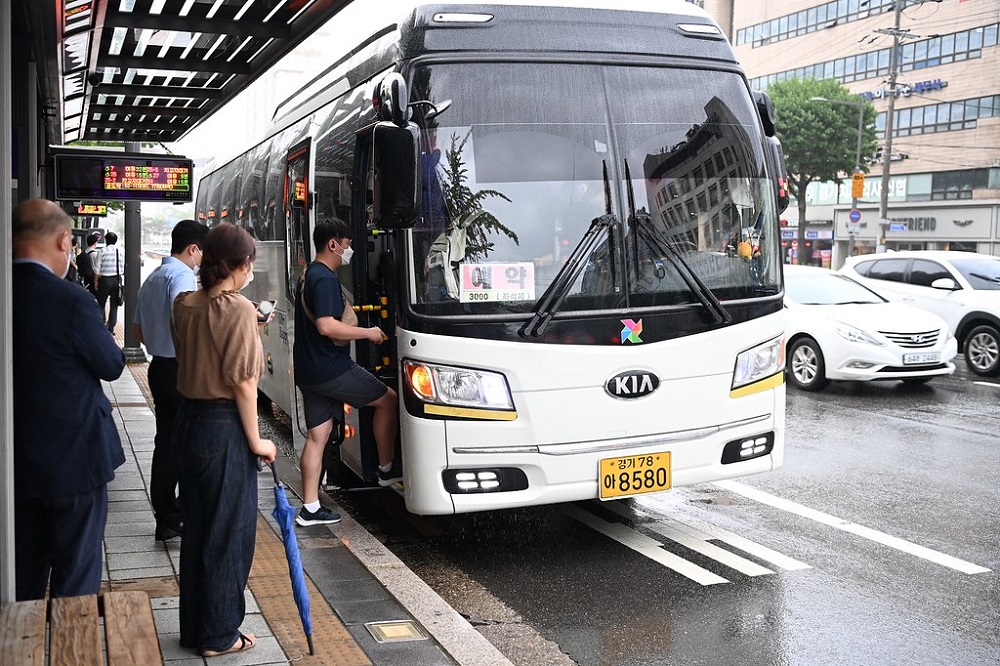 경기도가 광역버스 도민 불편 해소를 위해 12월 5일부터 출퇴근 시간 전세버스 20대를 추가 투입한다. 자료사진.