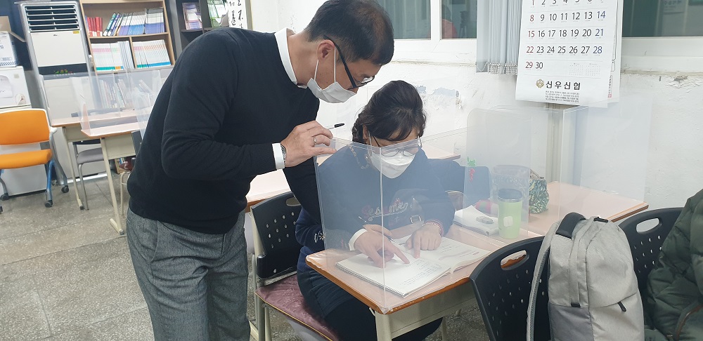 김유식 주무관이 노성야간학교에서 만학도 학생을 지도하고 있다.