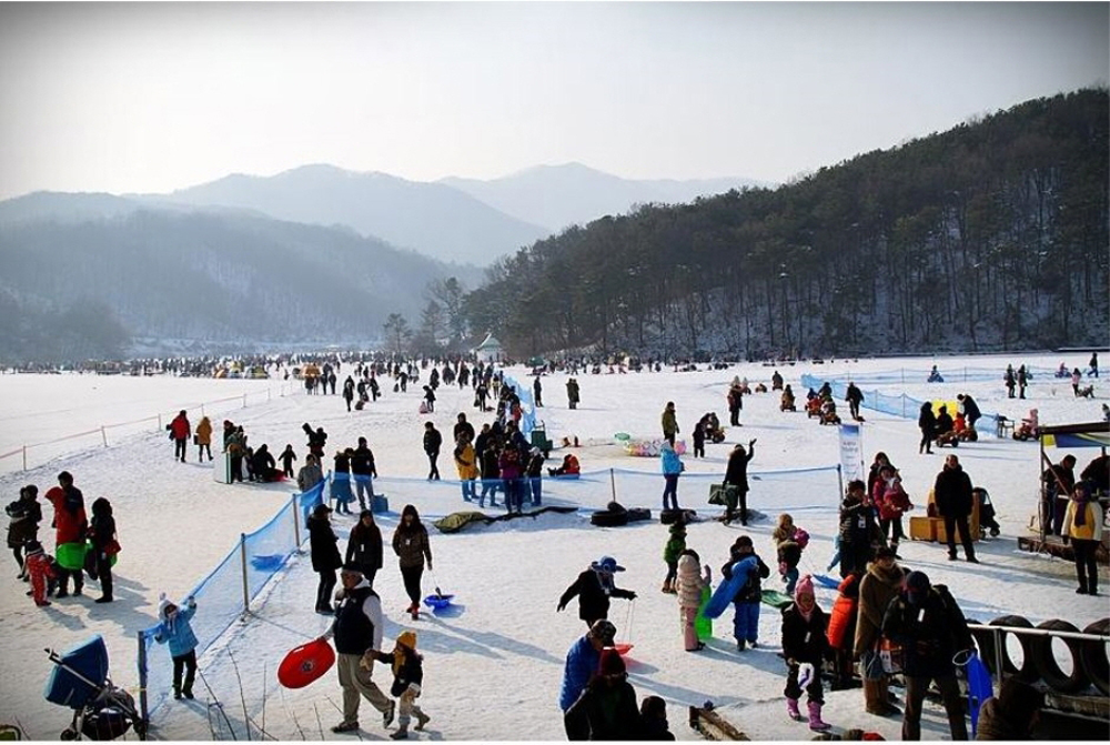 올해 ‘안성두메호수빙어축제’에서는 소수 빙어낚시체험과 옛날썰매 등 겨울 레포츠 체험이 함께 진행될 예정이다. 자료사진.