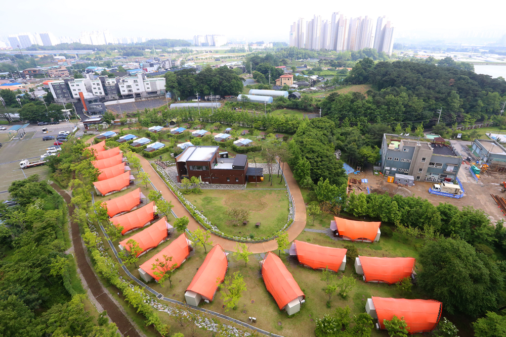 왕송호수공원에는 가족, 친구, 연인이 함께 즐길 수 있는 캠핑장도 마련돼있다. 