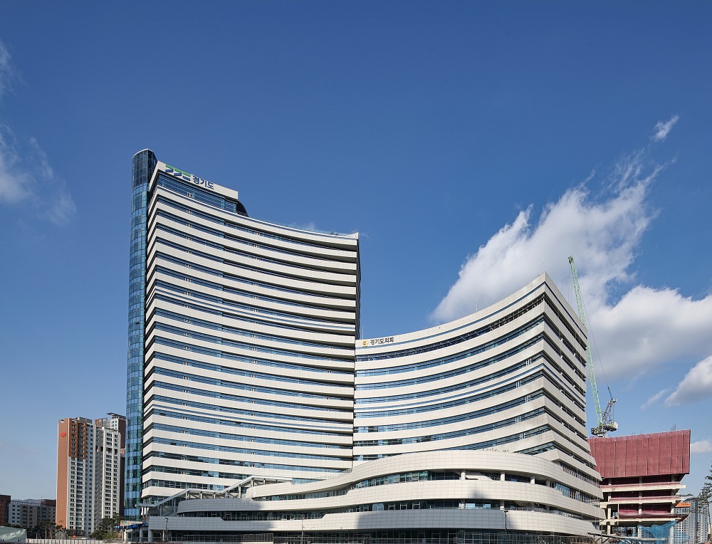 경기도 성실납세자에게는 경기도 금고 금리우대 혜택과 협약 의료기관의 의료비 할인 혜택 등이 제공된다. 경기도청 광교신청사 전경.