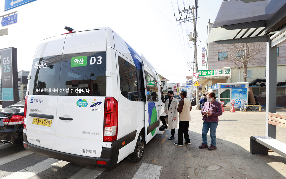 안산시 대부도에서 14일부터 시범운행 중인 똑버스를 시민들이 구경하고 있다.
