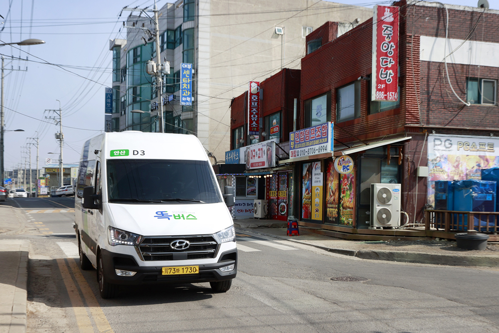 안산시 대부도에서 21일부터 정식 운행에 들어간 똑버스는 11인승 현대 쏠라티 차량 총 4대로, 매일 오전 7시부터 오후 9시까지 대부도 내에서 운행한다.