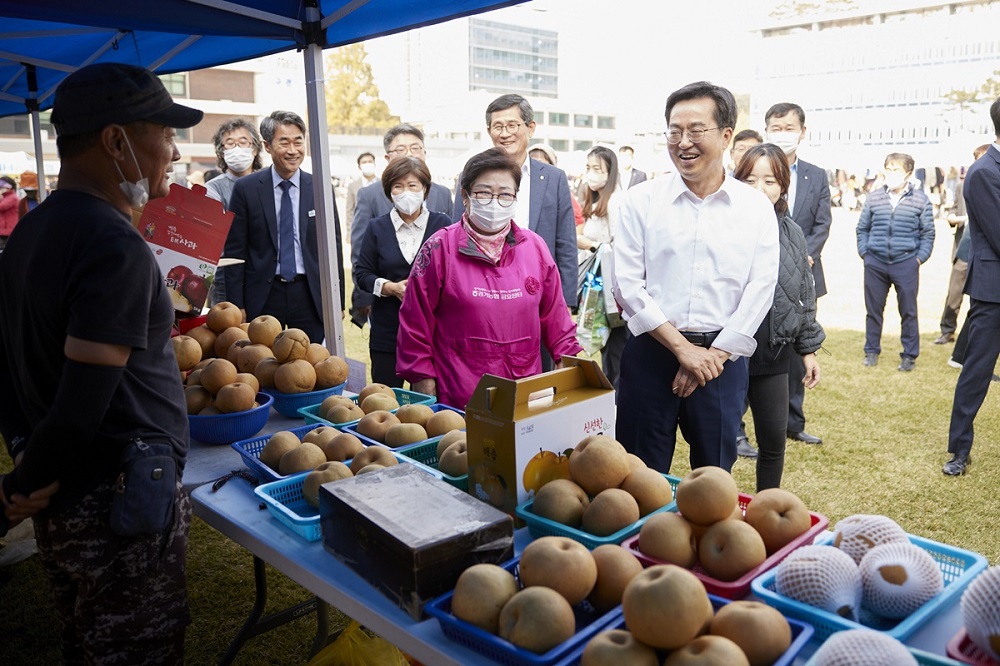 지난해 10월 21일 김동연 지사가 구청사 잔디광장에서 열린 농산물 직거래 장터 및 플리마켓을 찾아 참가자들과 이야기를 나누고 있다.