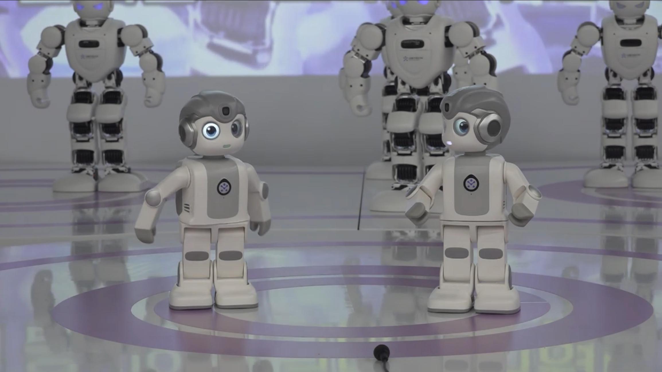 인공지능(AI) 로봇 ‘알파미니’는 춤추기, 요가 등 재미난 행동을 보여주거나 동요, 동화책 등도 들려줄 수 있습니다.