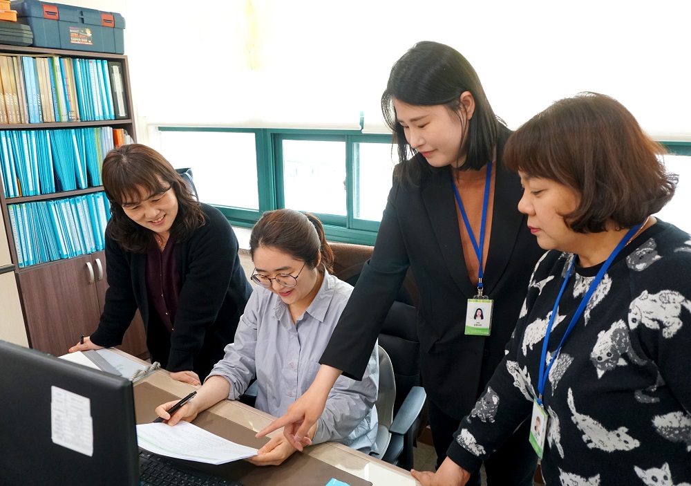 고영미 초지재가노인지원서비스센터장(왼쪽에서 두 번째)이 김한나라 씨 등 센터 직원들과 회의를 하고 있다. 