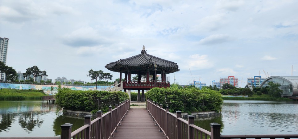 호수 중앙에 있는 한국식 전통 정자