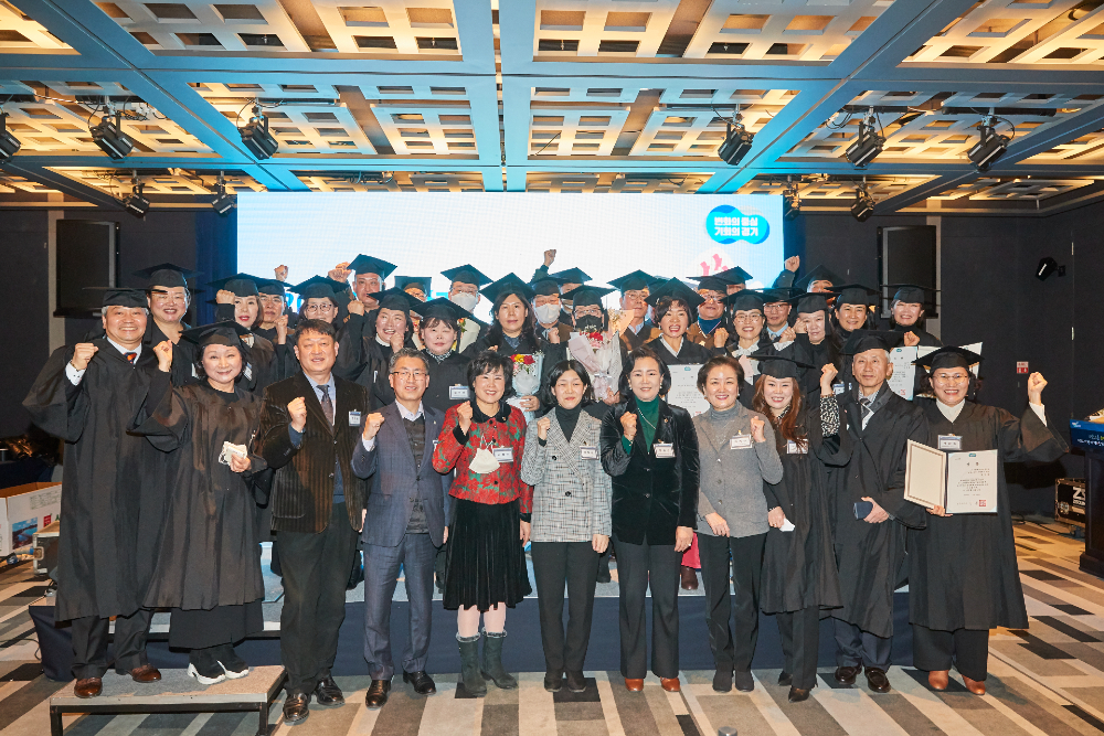 경기도 생활기술학교는 2017년 최초 운영 이후 그동안 73개 기관, 7,035명의 교육생이 참여했다. 사진은 2022년 경기도 생활기술학교 졸업식 모습. 