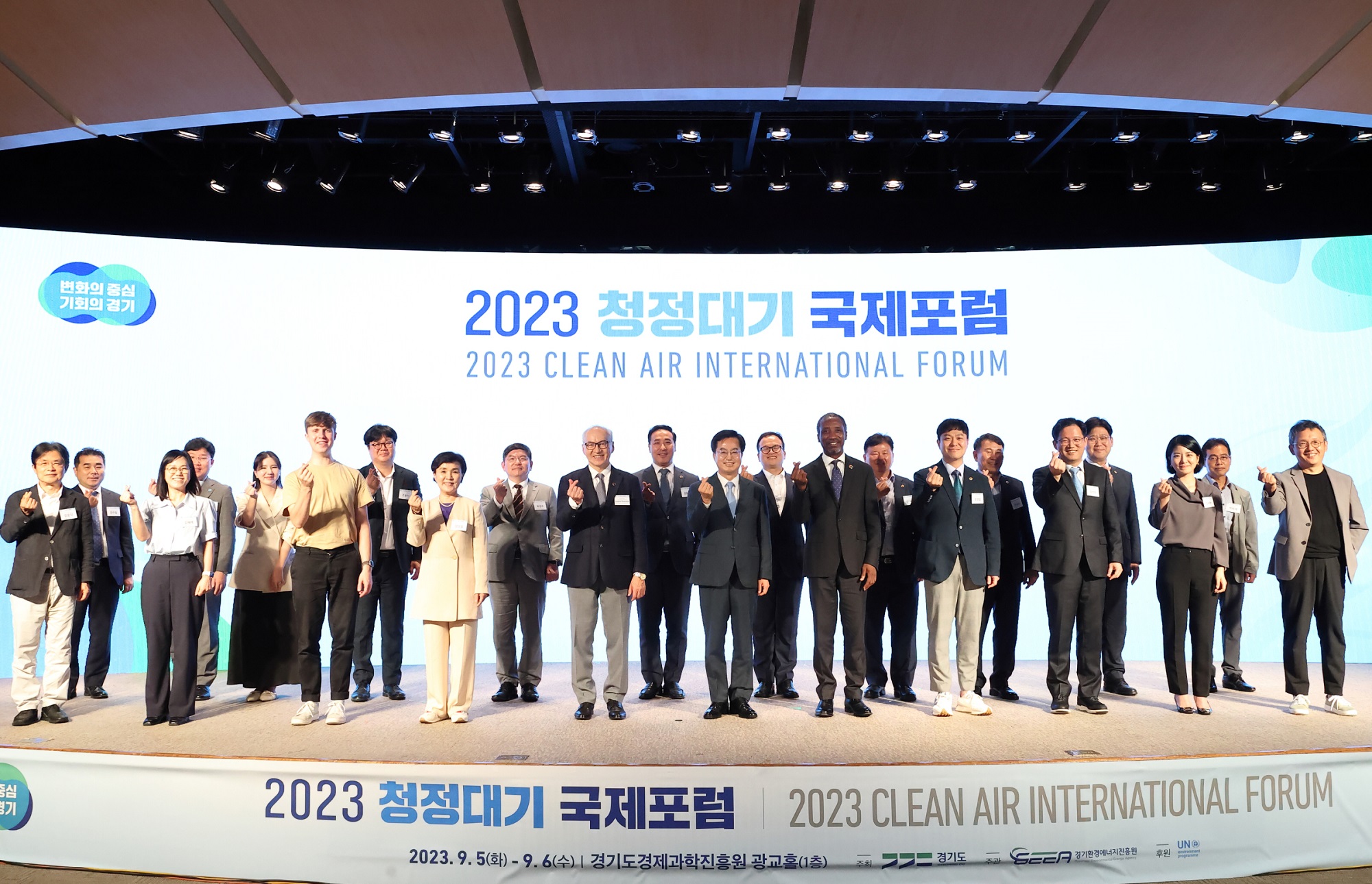 5일 오후 경기경제과학진흥원에서 열린 2023 청정대기 국제포럼에서 김동연 경기도지사, 유영일 경기도의회 도시환경위원장, 간볼드 바산야브 UNESCAP 동북아사무소장, 아킴 알리 WHO 아·태지역 환경보건센터장, 강금실 경기도 기후대사 등이 기념촬영을 하고 있다.