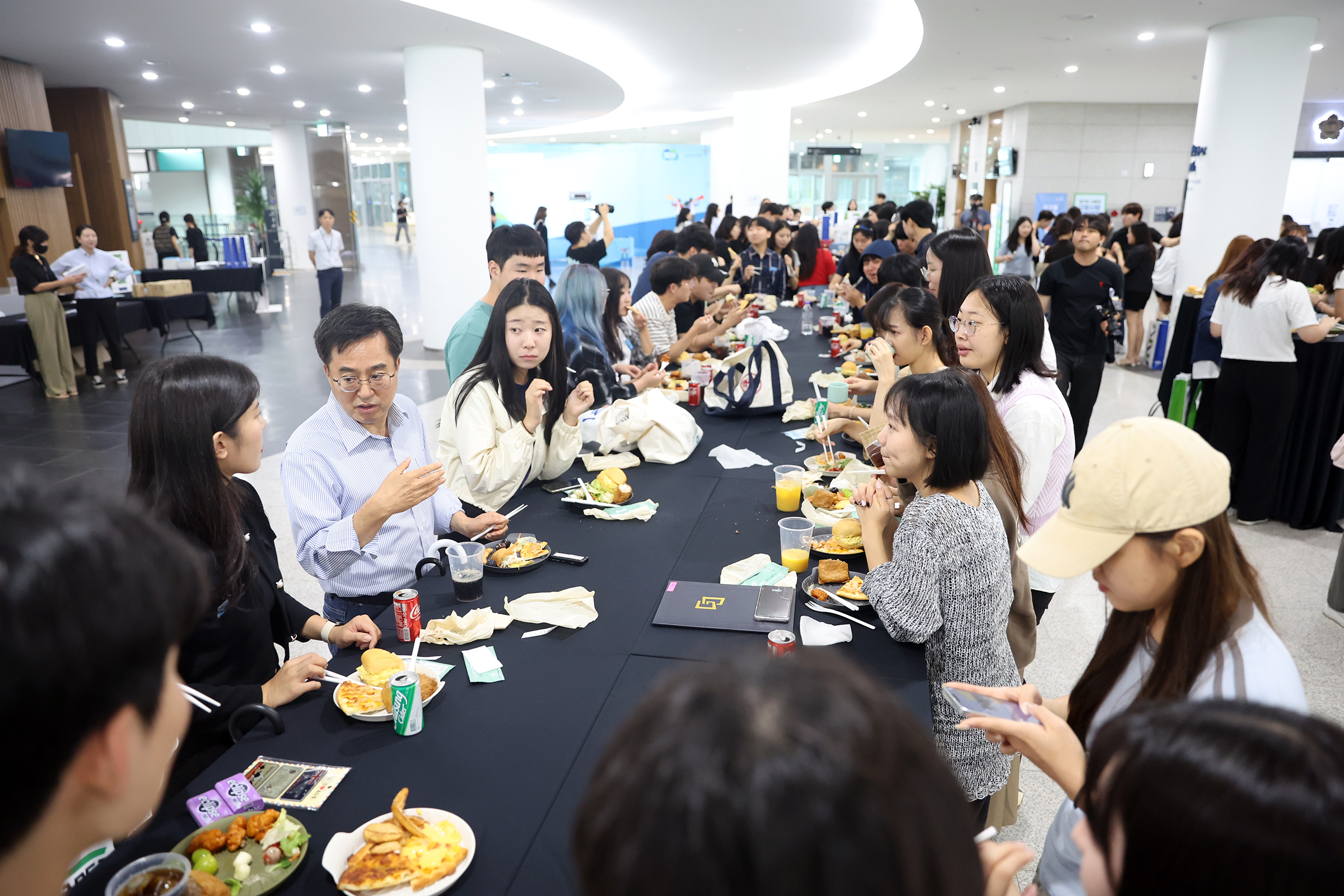 김동연 경기도지사가 ‘경기청년 사다리 성(장)·공(감)·담(화)’ 행사에 참석한 사다리즈들과 오찬을 즐기며, 이야기를 나누고 있습니다.