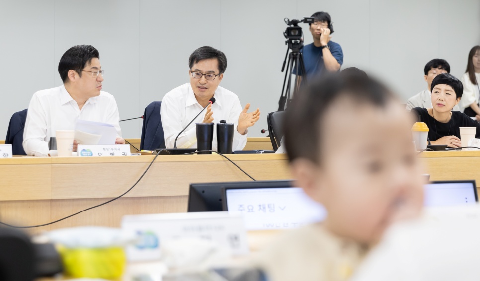 김동연 지사는 인구문제 해결을 위해 “인구가 줄어서 앞날이 밝지 않다고 할 게 아니라 우리와 우리 자녀들이 행복하게 살 수 있는 미래 만들기가 중요하다”고 밝혔습니다.