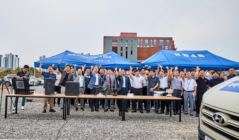 19일 오후 시흥시 시화MTV 내 한국공학대학교 제2캠퍼스에서 진행된 대기오염 측정 첨단감시장비 시연회에서 참석자들이 기념사진을 찍고 있다.