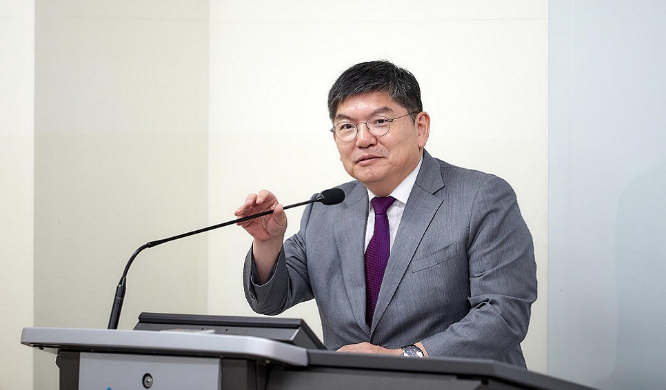 대기오염 측정 첨단감시장비 시연에 앞서 차성수 경기도 기후환경에너지국장이 인사말을 하고 있다.