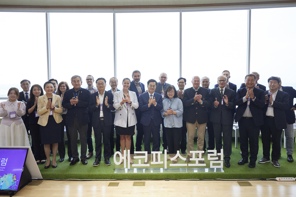 디엠지(DMZ)의 지속가능한 생태와 평화를 위해 비전을 논의하는 ‘2023 디엠지 오픈 에코피스포럼’이 20일 김포 애기봉평화생태공원에서 개최됐다.