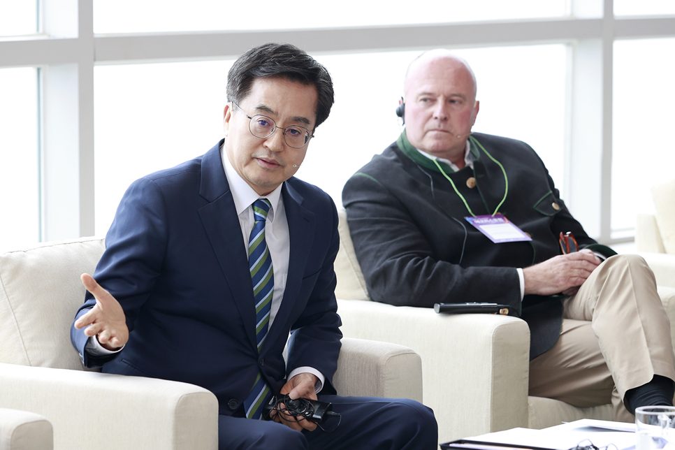 이날 김동연 경기도지사는 “디엠지는 생태와 평화가 같이 위협받고 있는 상황 속에서 역설적으로 인간이 관여하지 않음으로 다시 회복력이 살아나는 독특한 곳이다”라며 디엠지의 생태‧평화적 가치를 강조했다.
