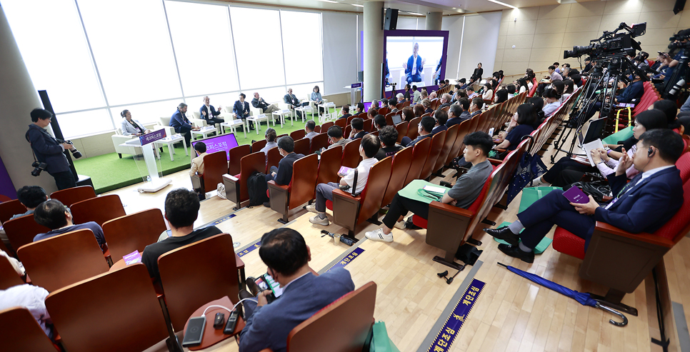 이날 기조대담은 김동연 경기도지사가 좌장으로, 최재천 이화여자대학교 석좌교수, 개리 피터슨 스톡홀름대학교 교수, 하르트무트 코쉬크 전 독일 연방의원 등이 참여해 ‘디엠지의 지속가능한 생태와 평화를 위한 비전’을 주제로 생태·평화 비전에 대한 의견을 나눴다.