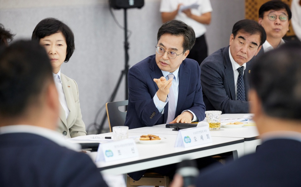 김동연 경기도지사는 “소상공인 지원 서비스를 한 번에 할 수 있는 통합서비스를 구축했으면 좋겠다”고 말했습니다.