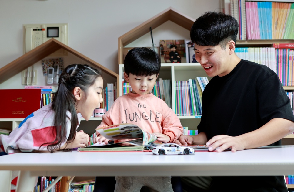 경기도 아빠하이! 사업 참여자 최재원 씨는 육아휴직 후 아이들과 함께 행복한 시간을 보내고 있다고 밝혔습니다. 