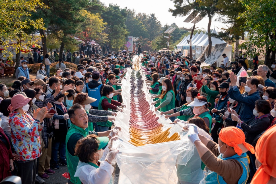 시민들이 함께 만드는 600m 길이 ‘무지개 가래떡’ 행사. 