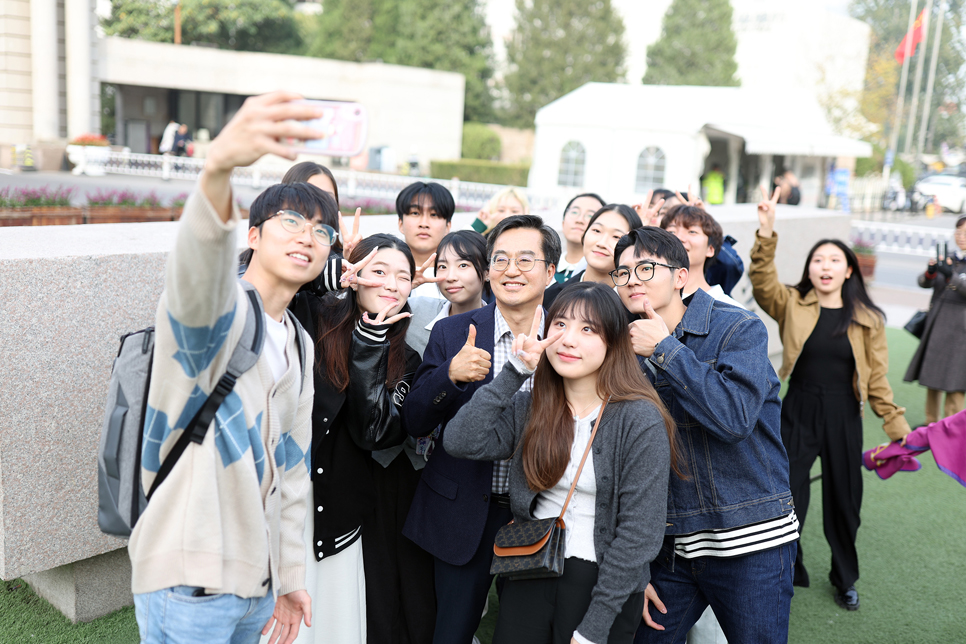 김동연 경기도지사와 칭화대학교 유학생들이 함께 사진을 찍고 있다. 