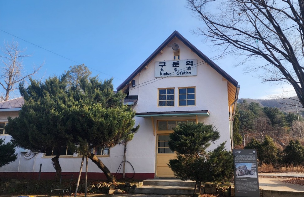 영화와 드라마, 가수들의 포스터 촬영지로 유명한 인생 사진 명소 ‘구둔역’