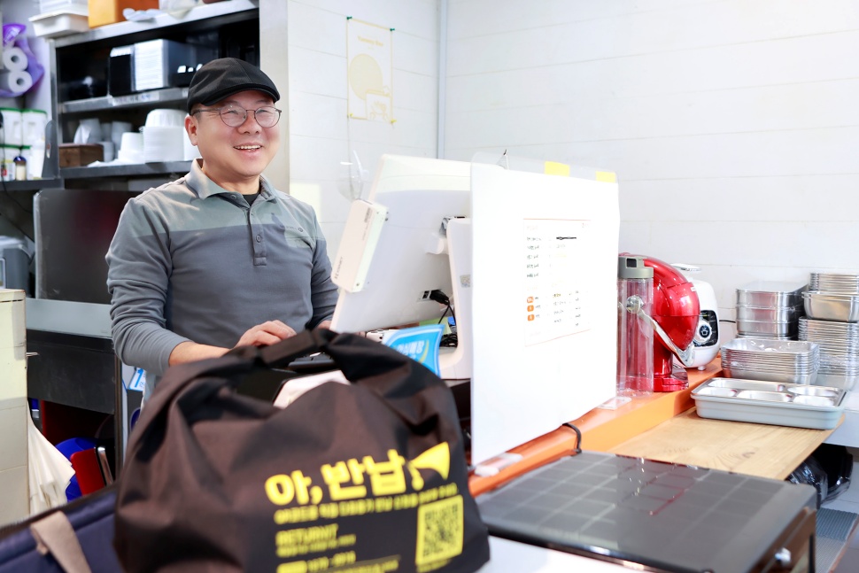 용인시 수지구에서 도시락 전문점을 운영하는 김종길 야미박스 대표는 지난해 12월부터 원하는 고객에게 ‘다회용기’에 음식을 담아 제공하고 있습니다.