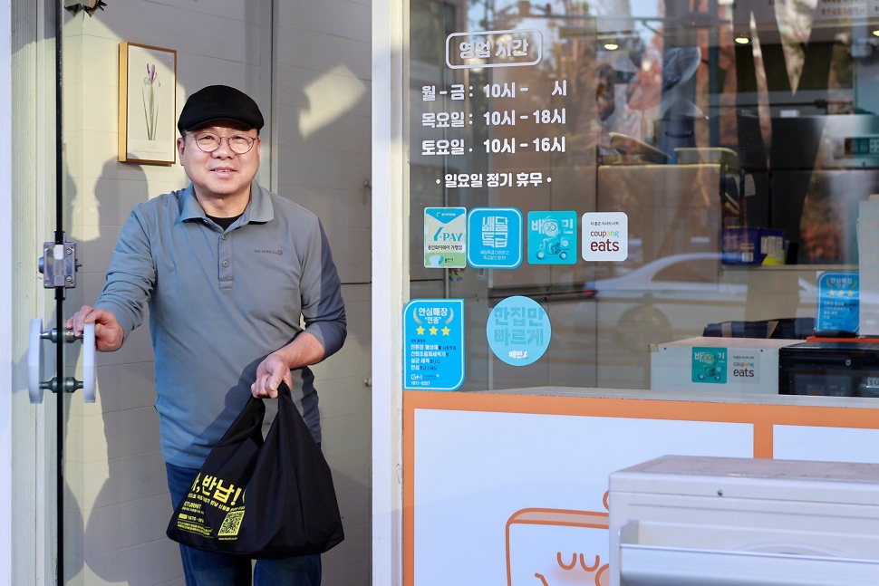 김종길 야미박스 대표가 도시락을 다회용기에 담아 배달하고 있습니다.