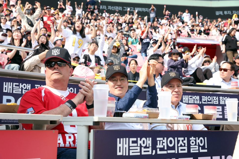 김동연 경기도지사는 필립 골드버그 주한 미국대사와 프로야구 개막전을 함께 관람하는 ‘야구 외교’를 펼쳤습니다.