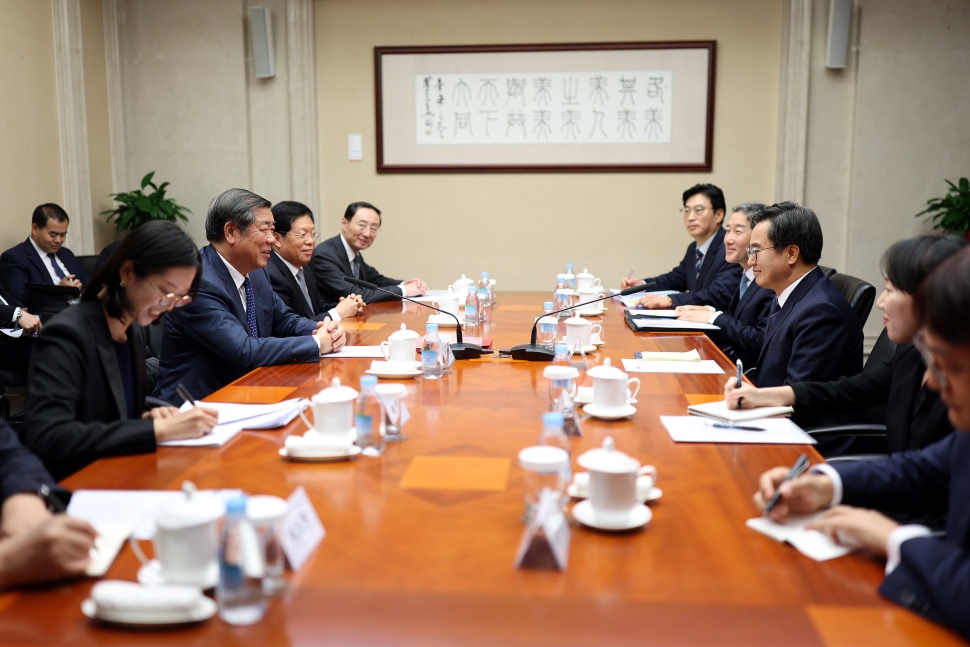 지난 11월 허리펑 중국 중앙정치국 위원 겸 국무원 경제담당부총리 면담.