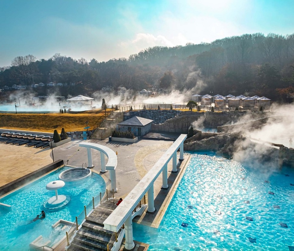 800~900m 지하 암반을 뚫고 솟아나는 40℃의 천연 알칼리성 100% 온천수를 자랑하는 테르메덴은 경기 최대 규모를 자랑하는 온천 테마파크이다.