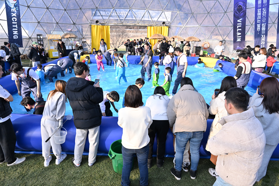 365일 축제를 개최하는 곳으로 유명한 양평 수미마을에서도 빙어와 송어를 모두 잡아볼 수 있는 빙송어축제를 개최하고 있다.