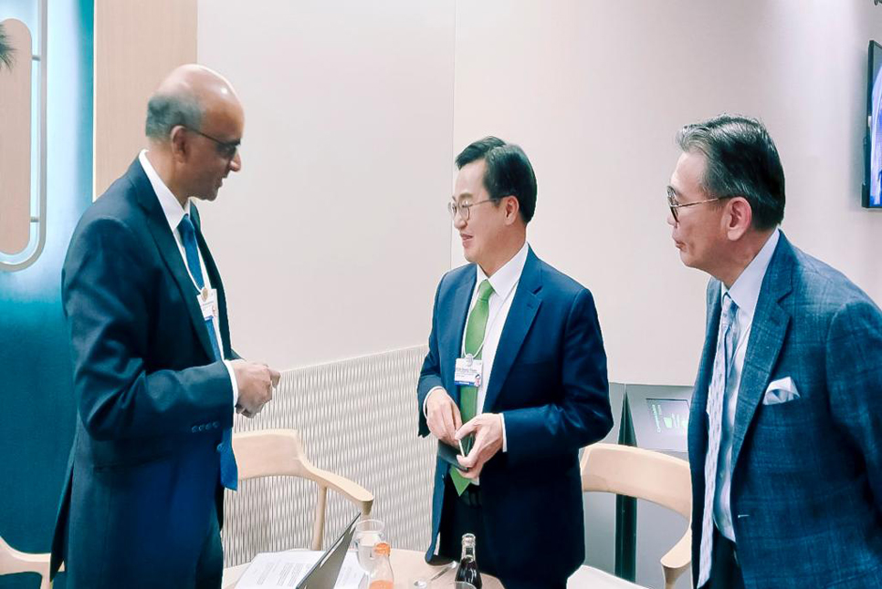 김동연 지사가 타르만 샨무가라트남(Tharman Shanmugaratnam) 싱가포르 대통령과 만나 국제교류 협력방안에 대해 이야기하고 있습니다.