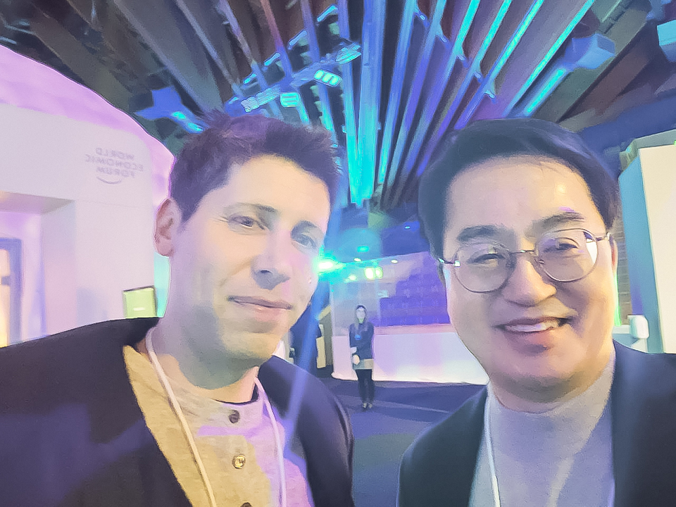 김동연 지사는 유니콘 기업 대표자들과의 간담회에서 챗GPT 개발자로 유명한 샘 알트만(Sam Altman) 오픈AI CEO와 만나 인사를 나누고 향후 구체적인 협력 방안을 논의하기로 했습니다.