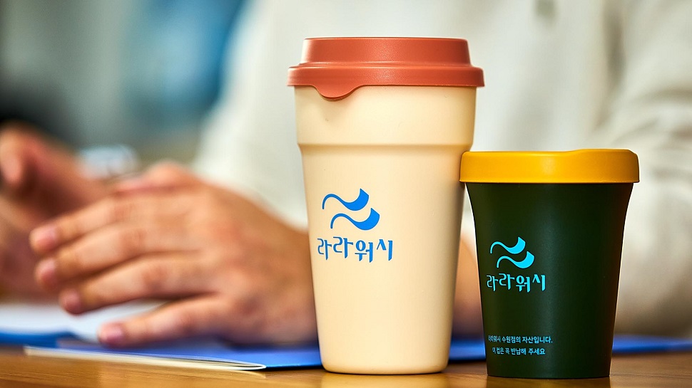‘라라워시’는 카페에서 사용되는 1회용컵 사용을 줄이고자 다회용 컵 서비스를 제공하고 있다.