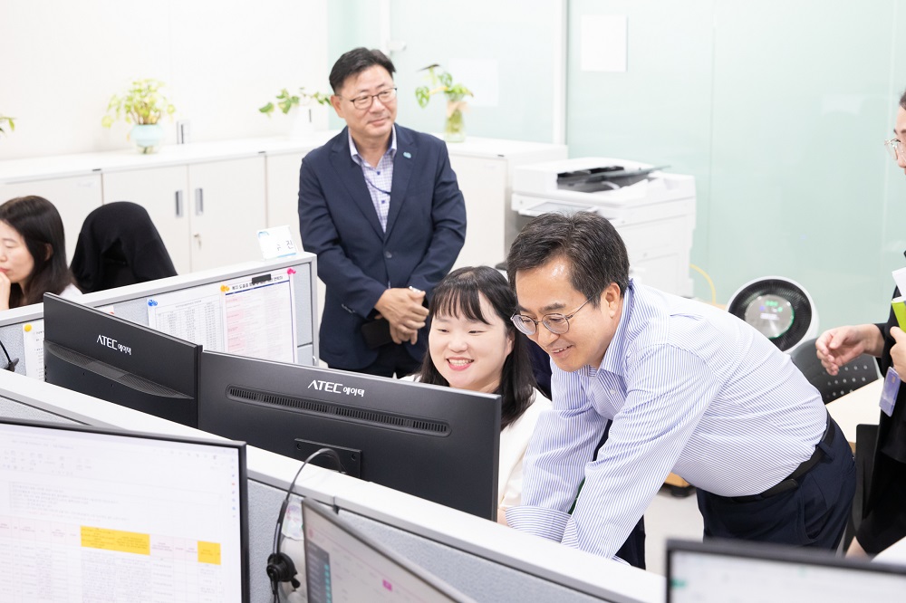 지난해 8월 김동연 경기도지사가 경기도청 긴급복지 핫라인을 방문하여 직원들을 격려하고 있다.
