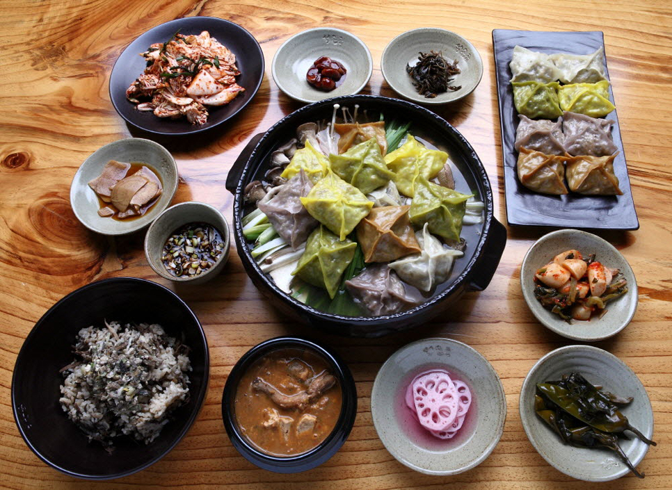 이천의 볏섬만두는 쌀가마니 모양을 본따 만든 만두로, 맛과 멋, 의미까지 가지고 있는 용인시의 향토음식이다.