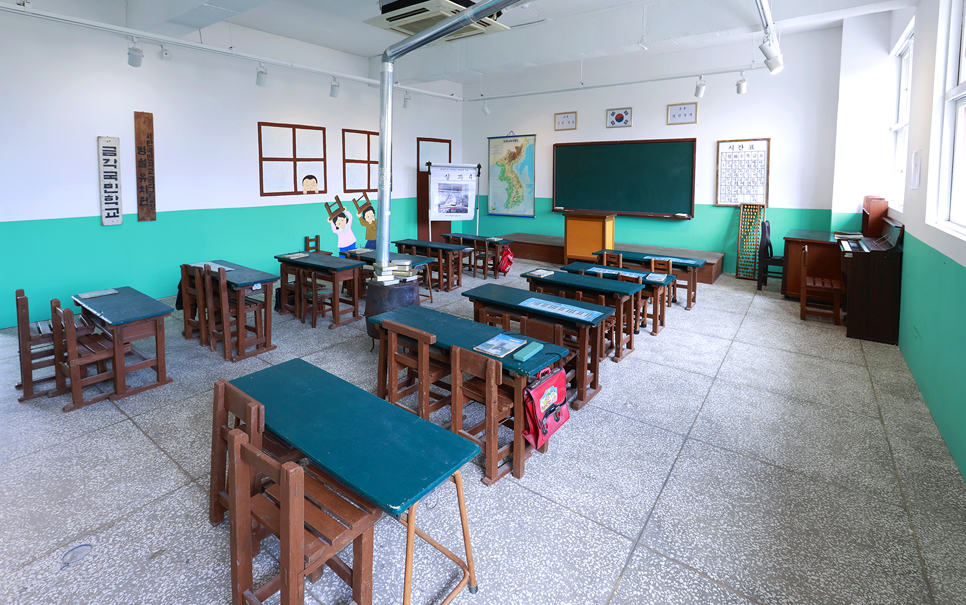1960-1980년대 국민학교의 모습을 재현한 웃다리문화촌 옛교실은 아이들에겐 새로운 경험이 되고, 어른들에게는 추억의 장소가 됩니다.