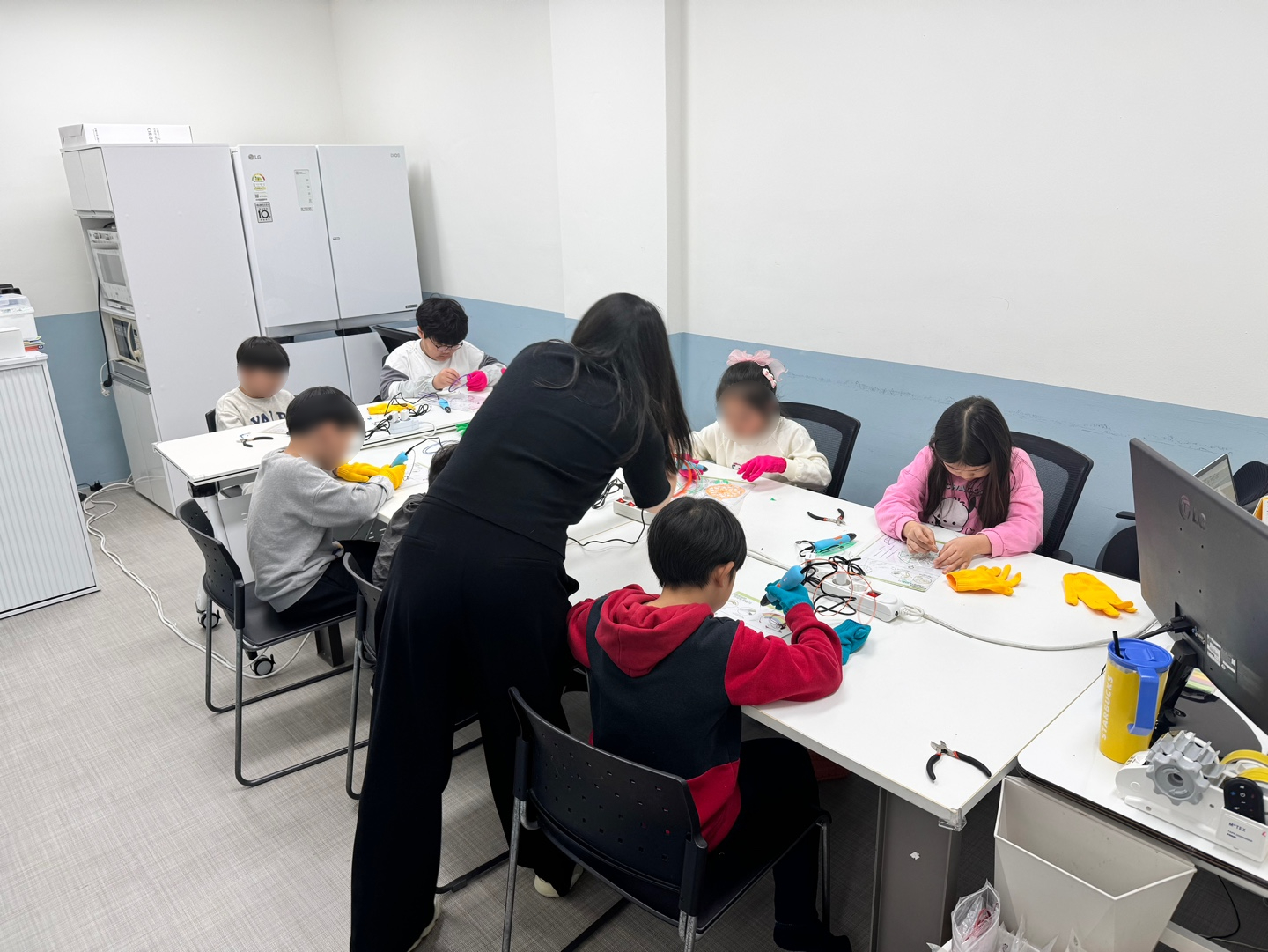 3D펜을 이용한 토탈공예 수업을 받고 있는 돌봄 아이들의 모습 