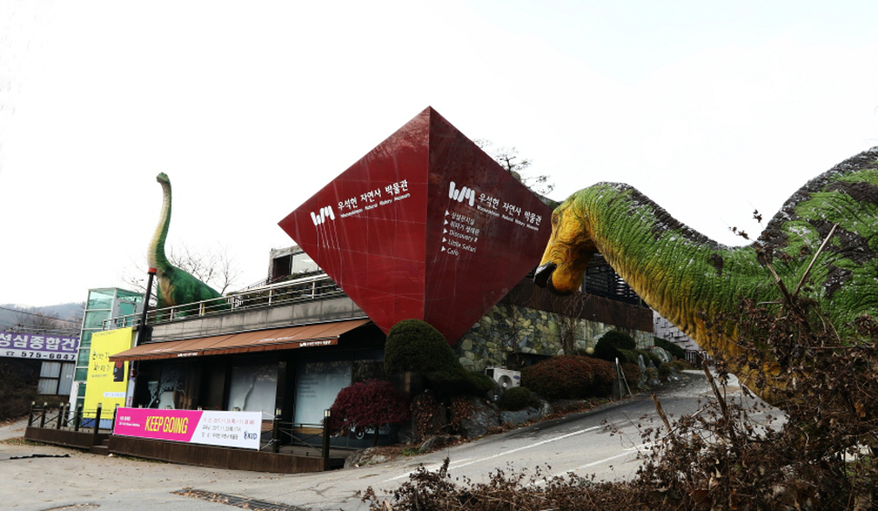 우석헌자연사박물관은 1988년에 설립된 남산서울타워 수석·광물전시관을 모체로 2003년 12월에 경기도 남양주시 진접읍 내각리에 서울·경기지역 유일의 지질전문자연사박물관으로 설립되었습니다. 