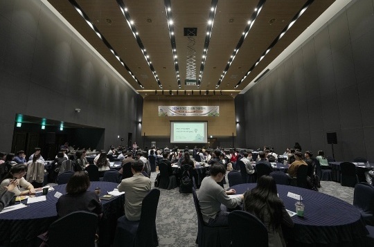 4월 17일, 서울대학교 시흥캠퍼스 컨벤션홀에서 ‘2024 경기도 포용적 기후 정책 아이디어 공모전’ 본선 경연과 시상식이 열렸다. 
