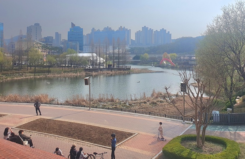 시민들의 힐링 명소인 동백호수공원 풍경 