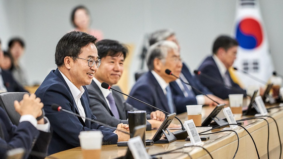 31일 오전 경기도청 율곡홀에서 열린 경기 RE100 플랫폼 Alliance 구축 협약식에서 김동연 경기도지사가 인사말을 하고 있다.